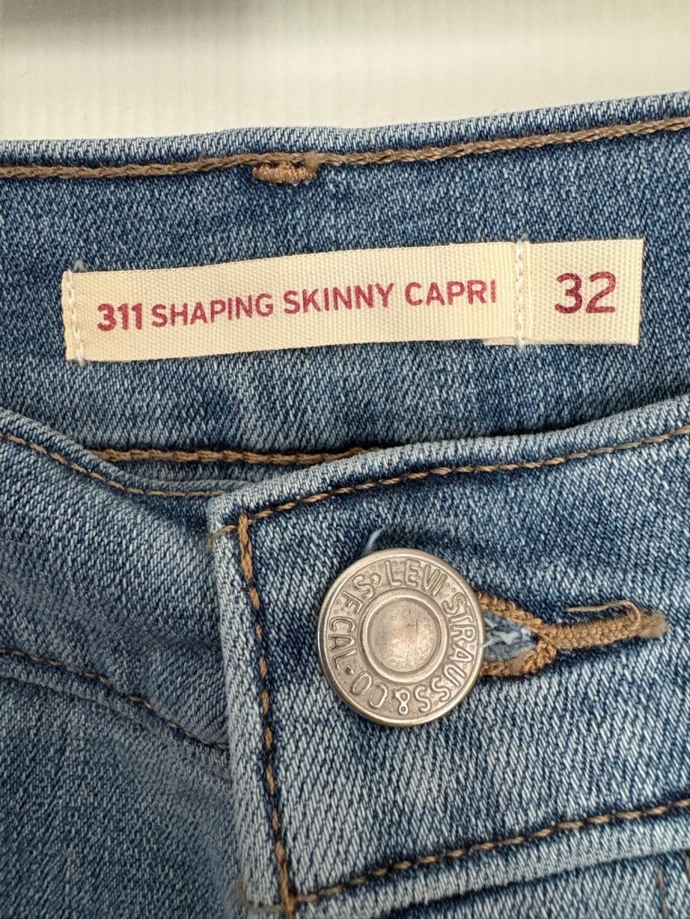 LEVI’S 🇺🇸 311SHAPING SKNY CAPRI Womens W32 MR Jeans Soft Relaxed Feel Light Wash - Picture 6 of 16